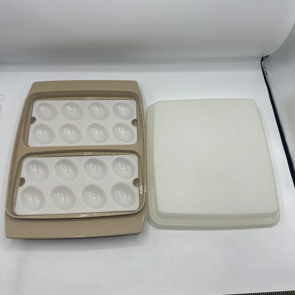 Tupperware 16 Count Deviled Egg Container / Carrier  #723-3 YY1 Vintage